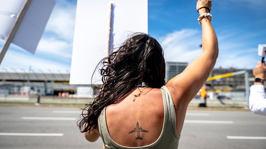 Tuntutan utama serikat pekerja adalah kenaikan gaji dan kompensasi atas waktu ketika pesawat tidak beroperasi. (Andrej Ivanov/Bloomberg)