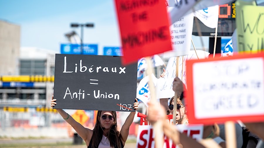 Sekitar 10.000 pramugari Air Canada melakukan mogok kerja sejak Sabtu kemarin. (Andrej Ivanov/Bloomberg)