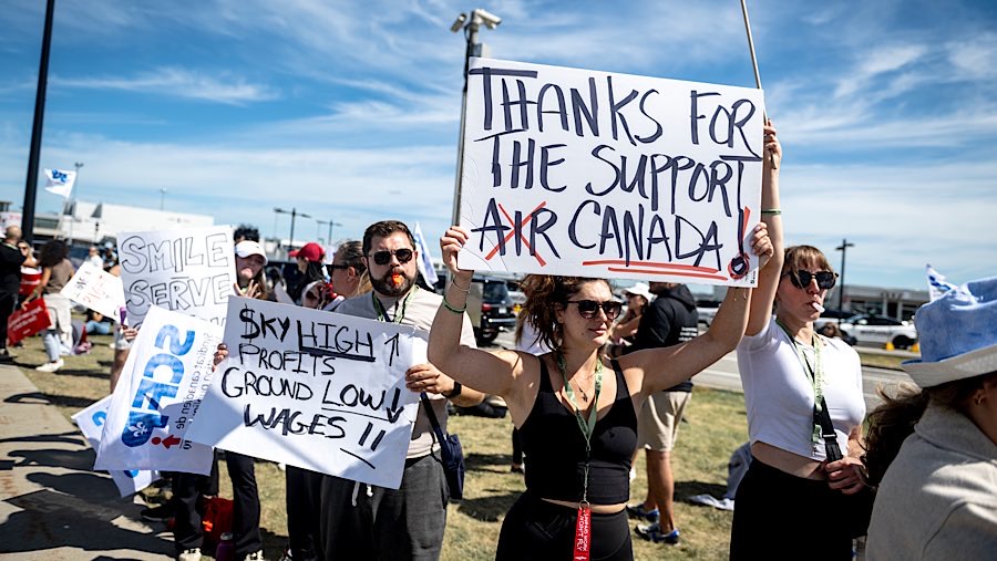 Pramugari Air Canada melakukan aksi mogok di Bandara Montreal-Pierre Elliott Trudeau, Kanada, Senin (18/8/2025). (Andrej Ivanov/Bloomberg)