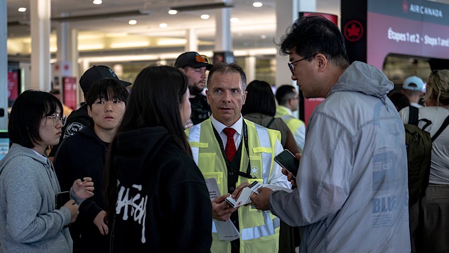 Air Canada mengatakan berencana untuk melanjutkan layanan secara bertahap, dengan penerbangan pertama dimulai Selasa malam. (Andrej Ivanov/Bloomberg)