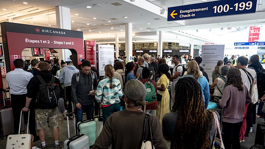 Pemogokan tersebut menyebabkan maskapai mengandangkan penerbangan dan mengganggu perjalanan sekitar 130.000 penumpang/hari. (Andrej Ivanov/Bloomberg)