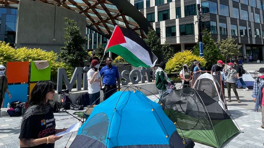 Demo karyawan Microsoft agar perusahaan putus hubungan bisnis dengan Israel. (David Ryder/Bloomberg)