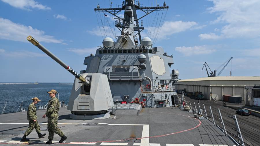 Tentara Angkatan Laut AS di dek USS Gravely. (Omar Marques/Getty Images via Bloomberg)