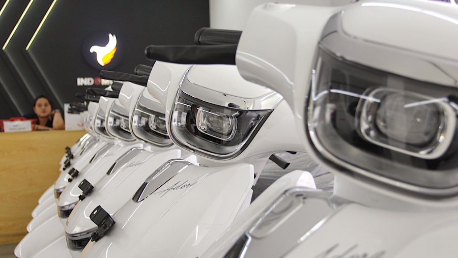 Motor listrik Adora di Shoowrom Indomobil E-Motor, Jakarta, Rabu (20/8/2025). (Bloomberg Technoz/Andrean Kristianto)