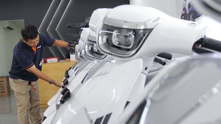 Karyawan memeriksa motor listrik Adora di Shoowrom Indomobil E-Motor, Jakarta, Rabu (20/8/2025). (Bloomberg Technoz/Andrean Kristianto)
