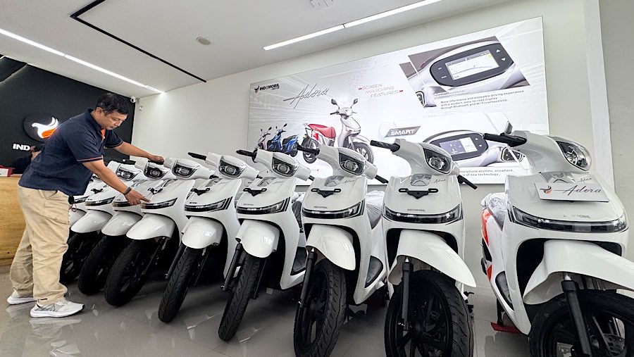 Karyawan memeriksa motor listrik Adora di Shoowrom Indomobil E-Motor, Jakarta, Rabu (20/8/2025). (Bloomberg Technoz/Andrean Kristianto)
