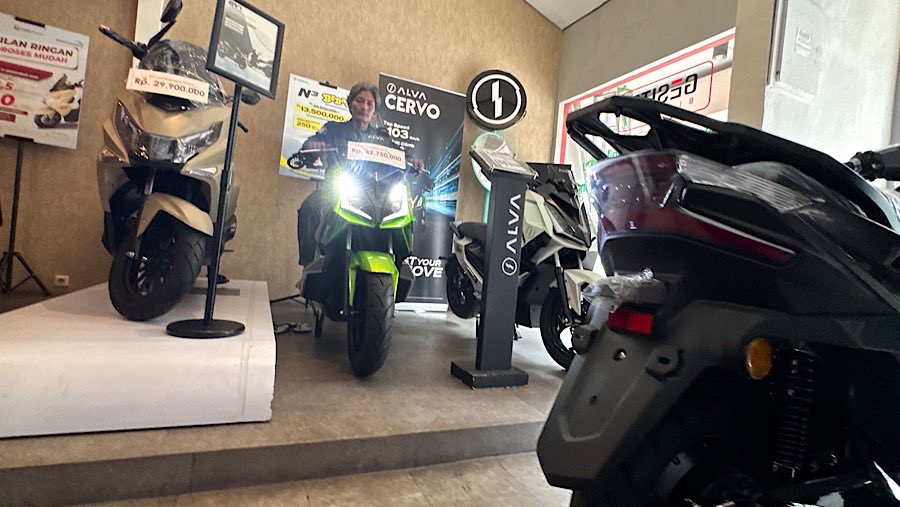 Calon pembeli melihat motor listrik yang dijual di Shoowroom Bintaro EV, Tangerang Selatan, Rabu (20/8/2025). (Bloomberg Technoz/Andrean Kristianto)
