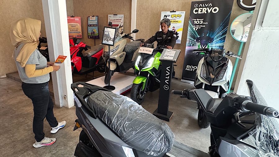 Calon pembeli menaiki motor listrik yang dijual di Shoowroom Bintaro EV, Tangerang Selatan, Rabu (20/8/2025). (Bloomberg Technoz/Andrean Kristianto)