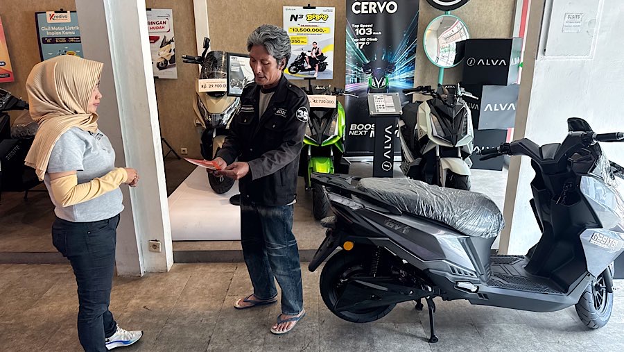 Calon pembeli melihat motor listrik yang dijual di Shoowroom Bintaro EV, Tangerang Selatan, Rabu (20/8/2025). (Bloomberg Technoz/Andrean Kristianto)
