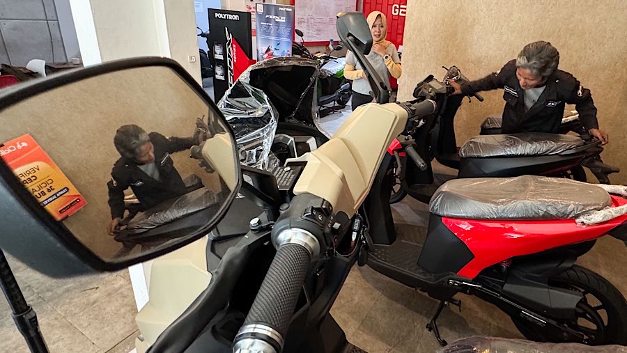 Penyebabnya adalah tidak jelasnya kelanjutan subsidi motor listrik setelah tahun lalu mendapat diskon jor-joran (Bloomberg Technoz/Andrean Kristianto)