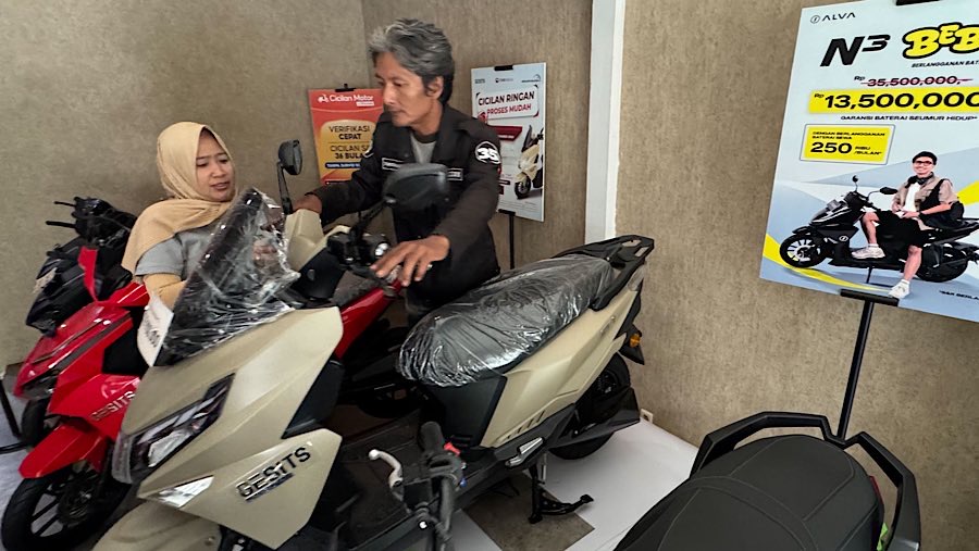 Calon pembeli melihat motor listrik yang dijual di Shoowroom Bintaro EV, Tangerang Selatan, Rabu (20/8/2025). (Bloomberg Technoz/Andrean Kristianto)
