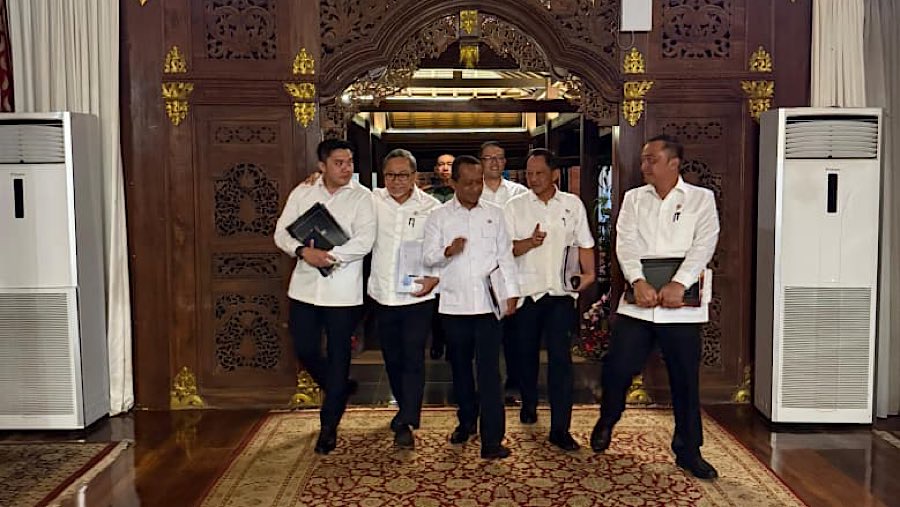 Presiden Prabowo menggelar rapat dengan sejumlah menteri membahas penertiban kawasan hutan dan tambang ilegal, Selasa (19/08/2025). (Dok Setpres RI)
