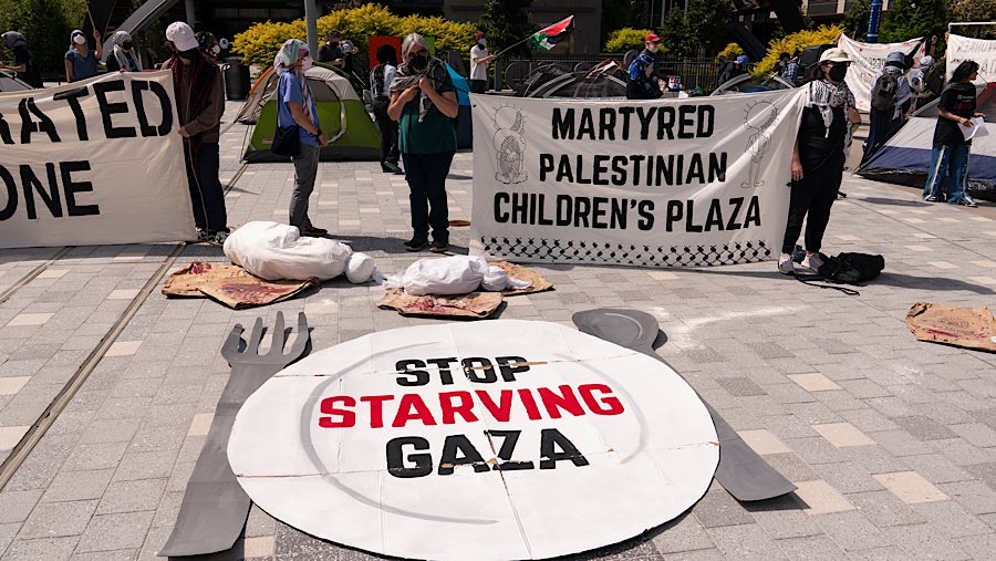 Aksi ini bertujuan menekan perusahaan agar menghentikan hubungan bisnis dengan Israel terkait konflik di Gaza. (David Ryder/Bloomberg)