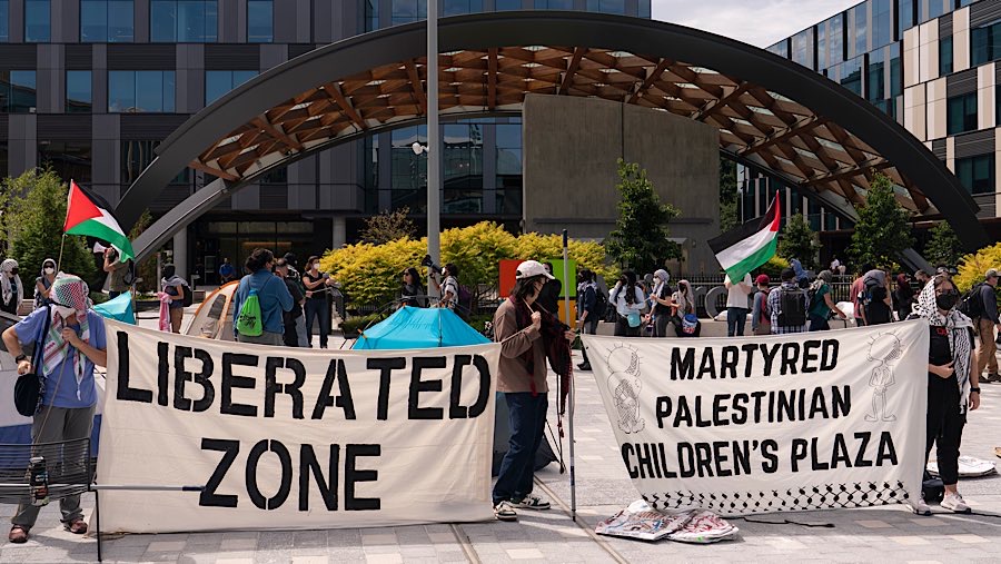 Sejumlah karyawan Microsoft melakukan aksi unjuk rasa di Kampus Microsoft di Redmond, Washington, AS, Selasa (19/8/2025). (David Ryder/Bloomberg)