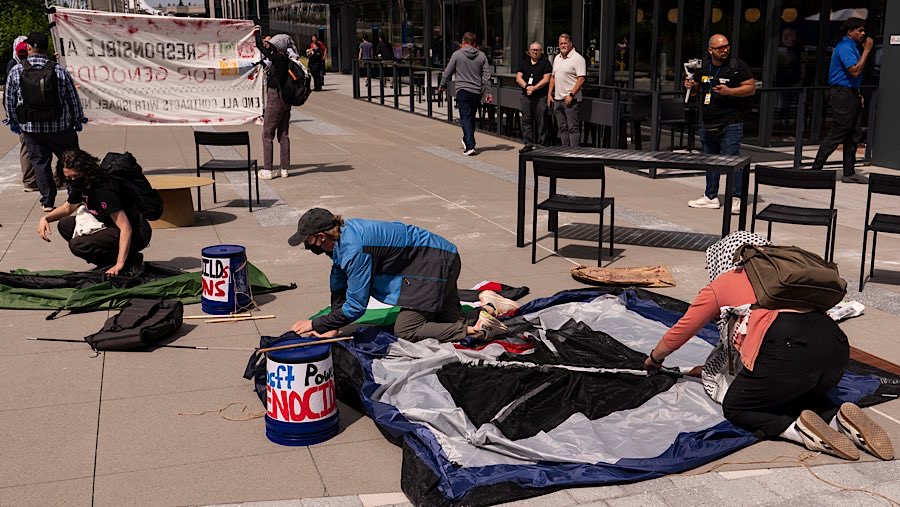 Tak lama kemudian, sekitar tiga lusin demonstran mengemasi tenda-tenda mereka. (David Ryder/Bloomberg)