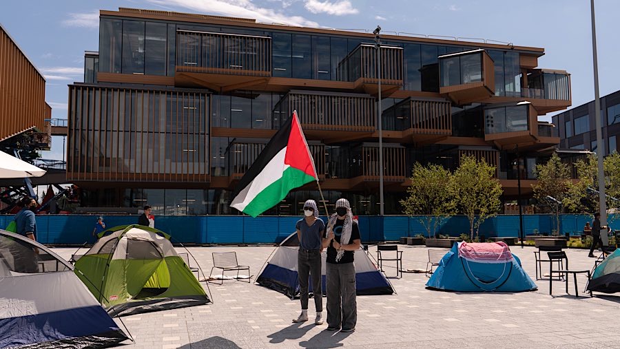 Pedemo memegang bendera Palestina saat aksi protes di Kampus Microsoft, Redmond, Washington, AS, Selasa (19/8/2025). (David Ryder/Bloomberg)