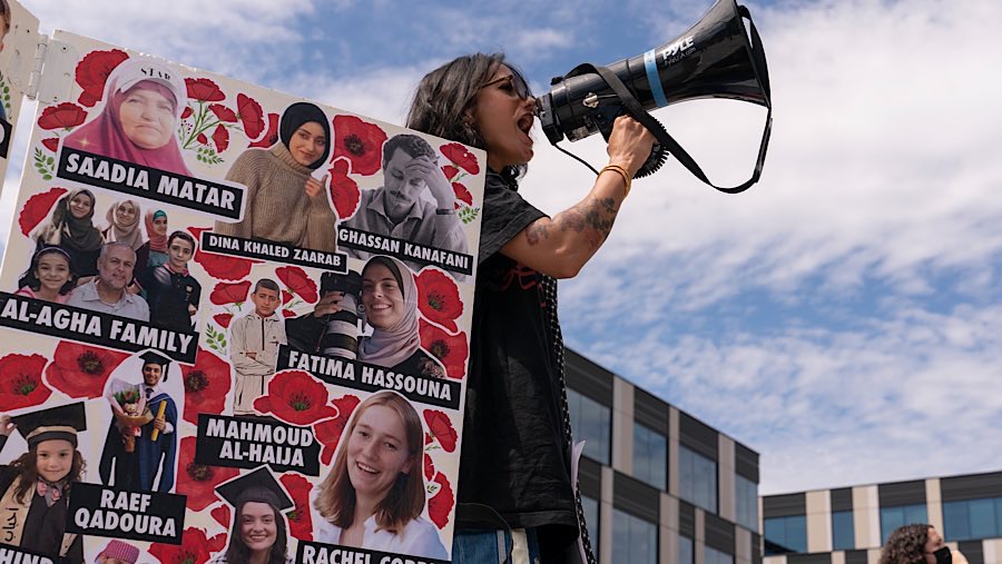 Sekitar 1 jam setelah pedemo tiba, polisi memperingatkan bahwa mereka masuk tanpa izin dan akan ditangkap jika tetap bertahan. (David Ryder/Bloomberg)