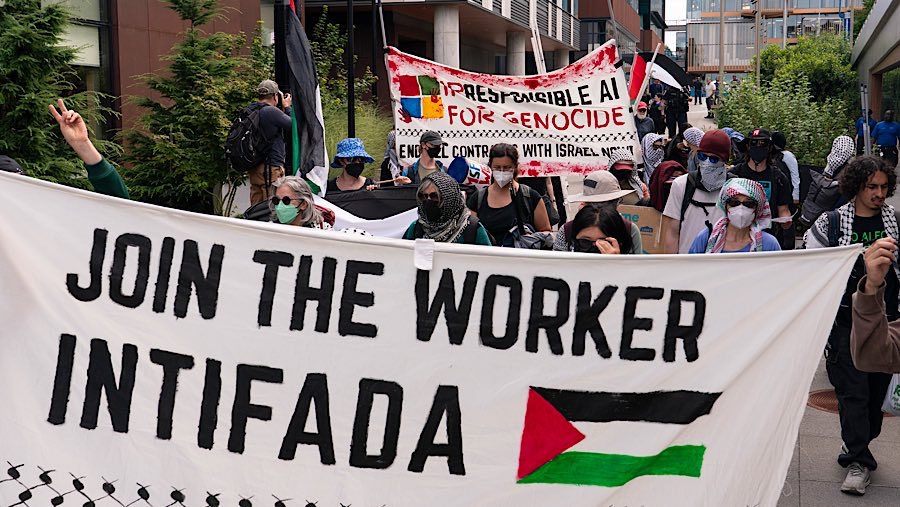 Mereka berkumpul kembali di sepotong trotoar yang menurut pedemo adalah milik umum. (David Ryder/Bloomberg)