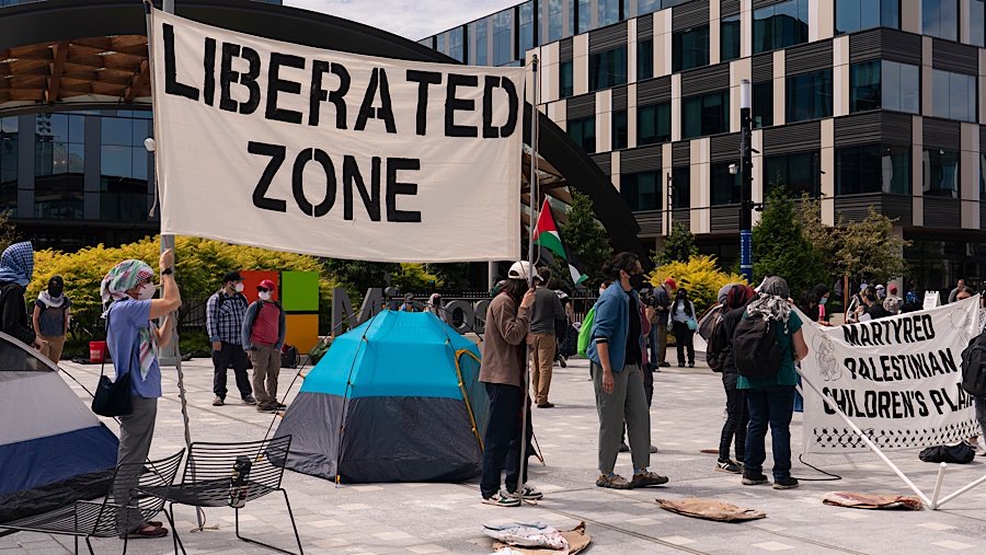Mereka berkumpul di tengah kampus utama Microsoft yang telah direnovasi dengan mendirikan tenda dan menyebut area tersebut sebagai “zona bebas”.