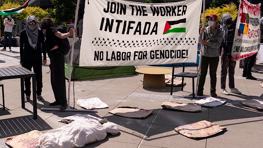 Pedemo mengambil inspirasi dari aksi protes bergaya perkemahan yang dilakukan 100 kampus di Amerika Serikat. (David Ryder/Bloomberg)