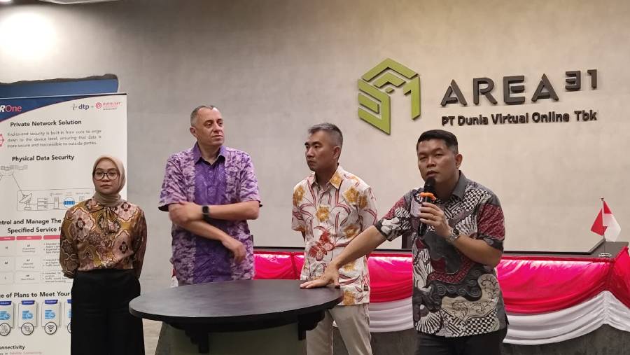 Penandatanganan kerja sama AREA31 dan Eutelsat OneWeb di AREA31, Kota Depok, Jawa Barat, Rabu (20/8/2025). (Farid Nurhakim/Bloomberg Technoz)
