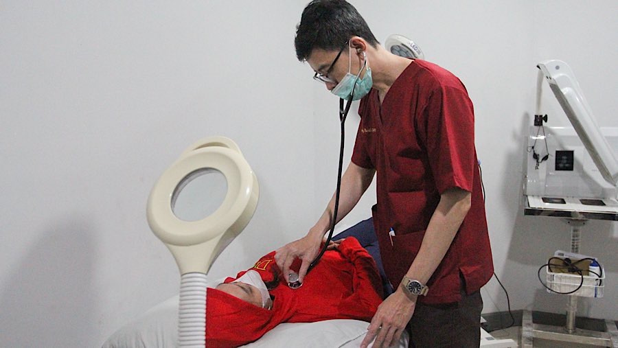 Dokter melakukan pemeriksaan kesehatan di salah satu fasilitas kesehatan di Jakarta, Kamis (21/8/2025). (Bloomberg Technoz/Andrean Kristianto)