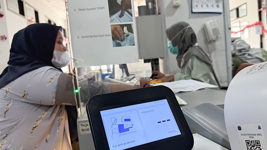 Pasien melakukan pemeriksaan kesehatan di salah satu fasilitas kesehatan di Jakarta, Kamis (21/8/2025). (Bloomberg Technoz/Andrean Kristianto)