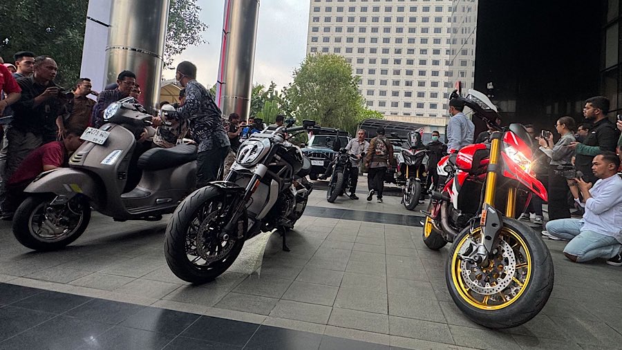 Terdapat 22 kendaraan yang terdiri 15 unit mobil dan 7 motor yang disita oleh KPK dari kasus tersebut. (Bloomberg Technoz/Andrean Kristianto)