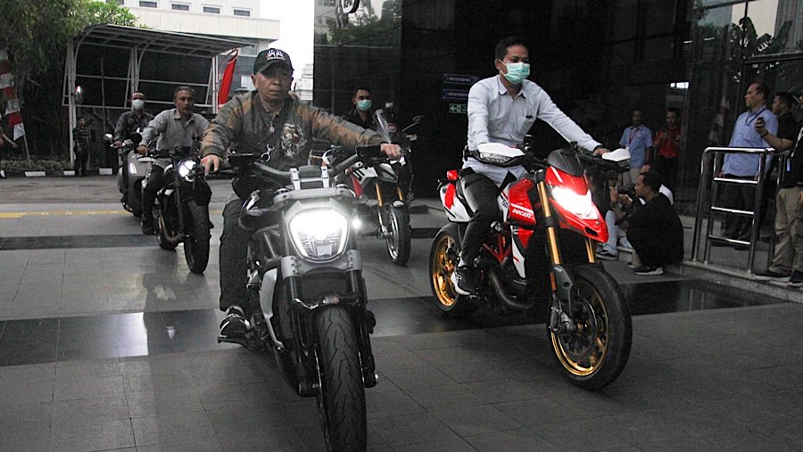 Petugas KPK mengendari motor hasil sitaan kasus diugaa korupsi di Gedung KPK, Kamis (21/8/2025). (Bloomberg Technoz/Andrean Kristianto)