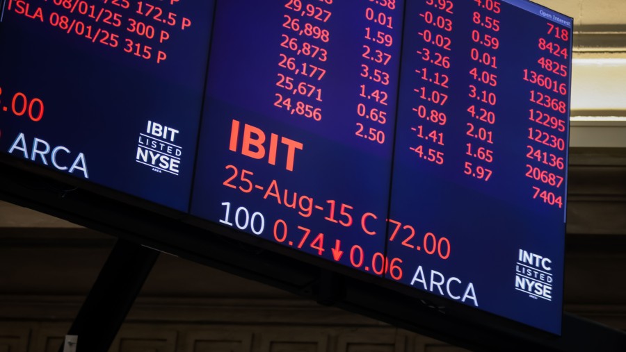Papan perdagangan di pasar saham menampilkan kode saham BlackRock. (Bloomberg)