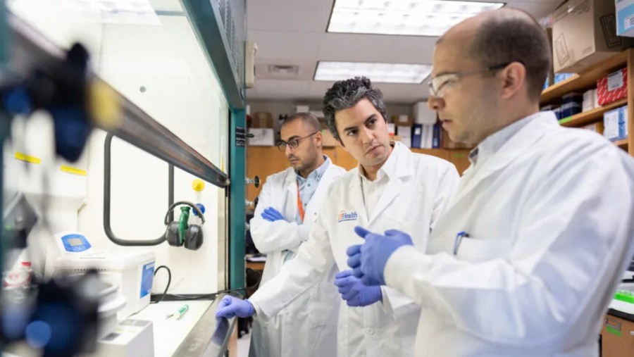 Tim peneliti Universitas Florida pimpinan Elias Sayour (tengah) kembangkan vaksin mRNA yang meningkatkan efek antikanker. (Dok: Ufhealth.org)