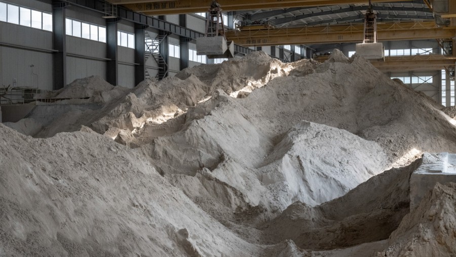Tumpukan litium di gudang penyimpanan./dok. Bloomberg