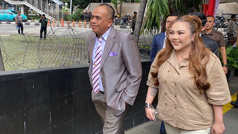 Selebgram Lisa Mariana tiba untuk menjalani pemeriksaan pengadaan iklan Bank BJB di Gedung KPK, Jumat (22/8/2025). (Bloomberg Technoz/Dovana Hasiana)
