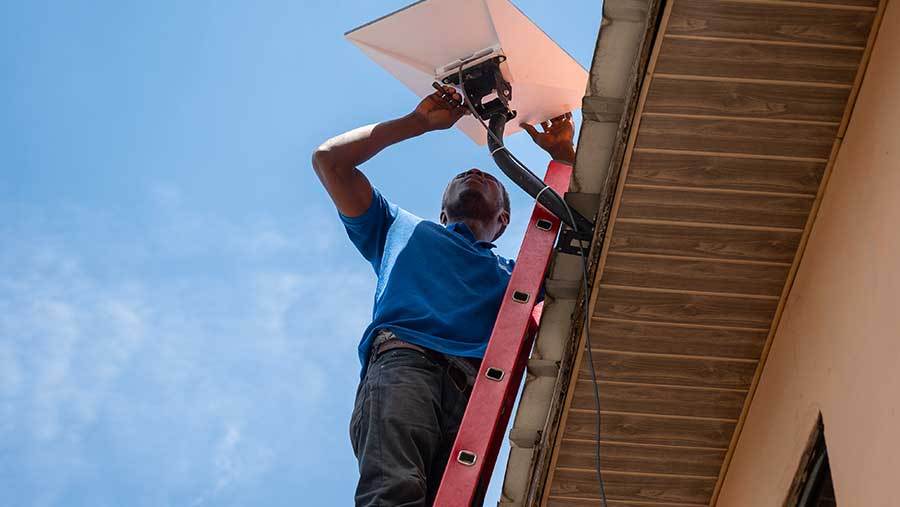 Ilustrasi internet satelit Starlink di atap rumah. (Ernest Ankomah/Bloomberg)