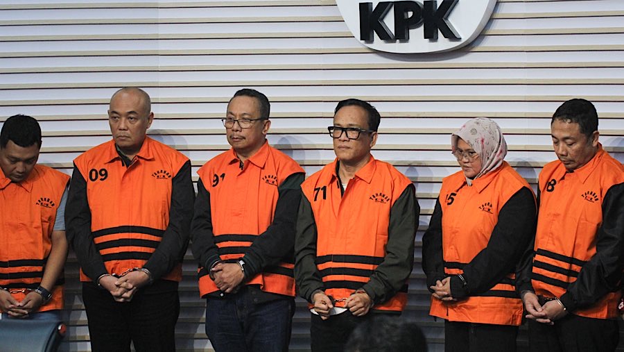 Wamenaker, Immanuel Ebenezer salah satu tersangka pemerasan pengurusan sertifikasi K3 dihadirkan di KPK, Jumat (22/8/2025). (Bloomberg Technoz/Andre)
