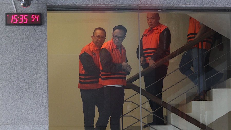 Wamenaker, Immanuel Ebenezer salah satu tersangka pemerasan pengurusan sertifikasi K3 dihadirkan di KPK, Jumat (22/8/2025). (Bloomberg Technoz/Andre)