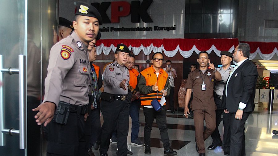 Wamenaker, Immanuel Ebenezer salah satu tersangka pemerasan pengurusan sertifikasi K3 dihadirkan di KPK, Jumat (22/8/2025). (Bloomberg Technoz/Andre)