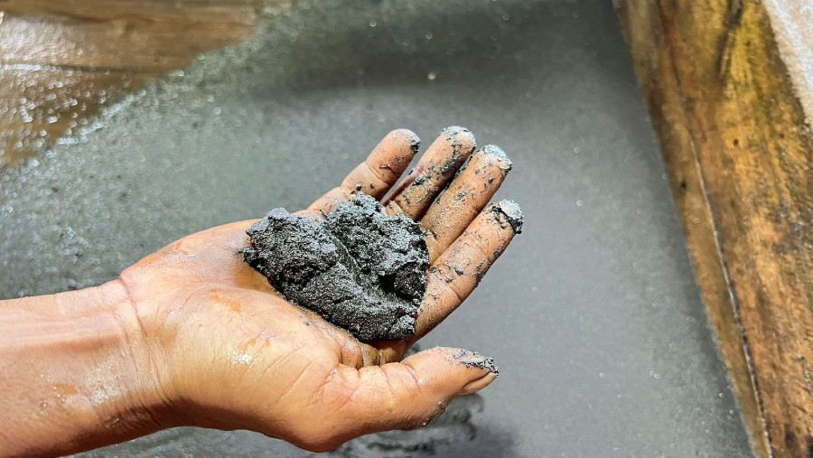 Timah aluvial yang diangkut dari Kapal Isap Produksi (KIP) Timah 78 di Laut Cupat di Kabupaten Bangka Barat./Bloomberg Technoz-Mis Fransiska Dwi