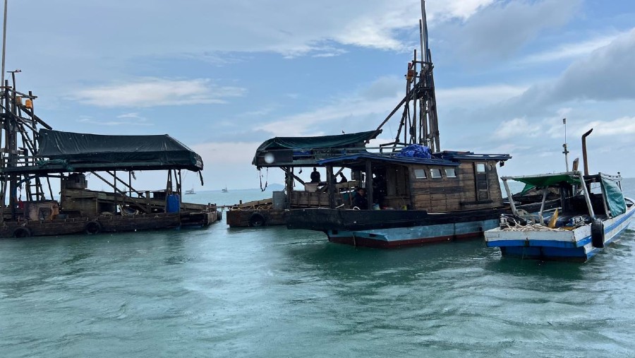 Penambang bijih timah ilegal jenis Ponton Isap Produksi (PIP) di WIUP PT Timah, Laut Cupat, Bangka Barat, Kepulauan Bangka./Bloomberg Technoz-Mis F. 