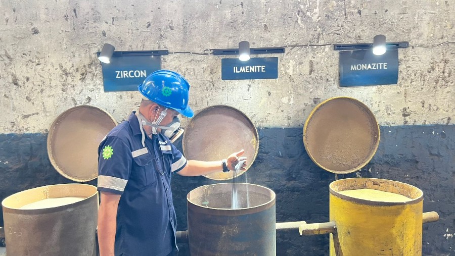 Mineral ikutan timah, monasit di Pabrik Peleburan Timah, Mentok, Kabupaten Bangka Barat, Provinsi Kepulauan Bangka Belitung./Bloomberg Technoz-Mis F.