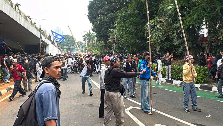 Aksi unjuk rasa di sekitar gedung DPR, Senin (25/8/2025). (Andre/Bloomberg Technoz)