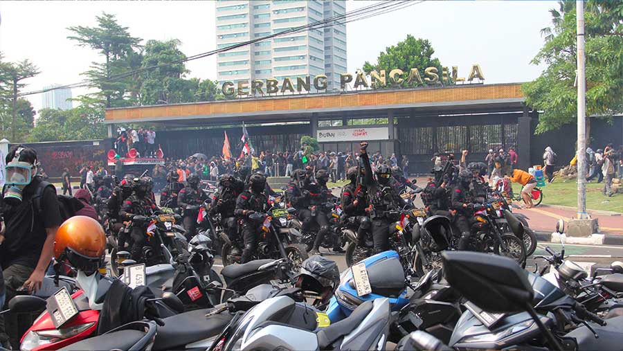 Aksi unjuk rasa di sekitar gedung DPR, Senin (25/8/2025). (Bloomberg Technoz/Andrean K)