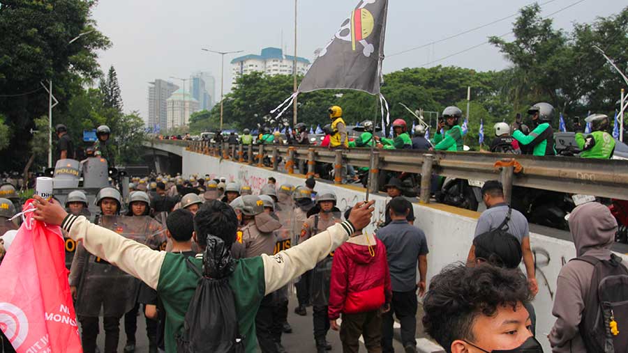 Aksi unjuk rasa di sekitar gedung DPR, Senin (25/8/2025). (Bloomberg Technoz/Andrean K)