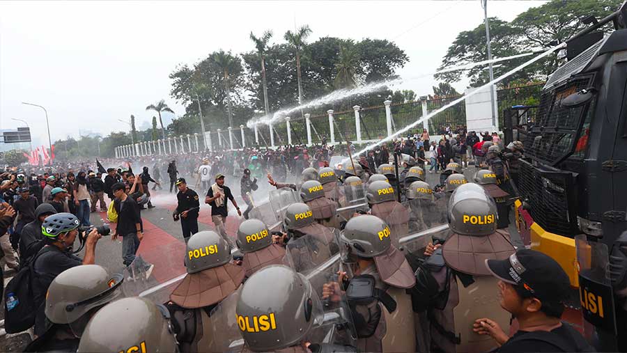 Aksi unjuk rasa di sekitar gedung DPR, Senin (25/8/2025). (Bloomberg Technoz/Andrean K)