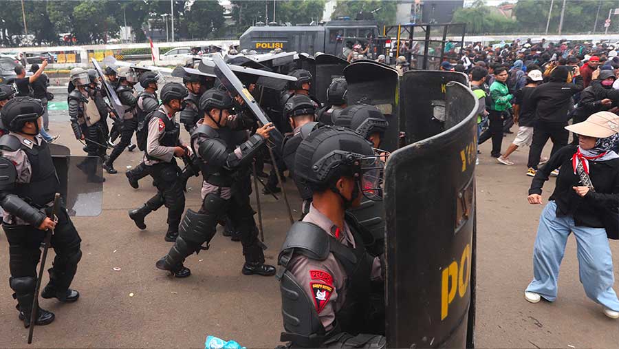 Aksi unjuk rasa di sekitar gedung DPR, Senin (25/8/2025). (Bloomberg Technoz/Andrean K)