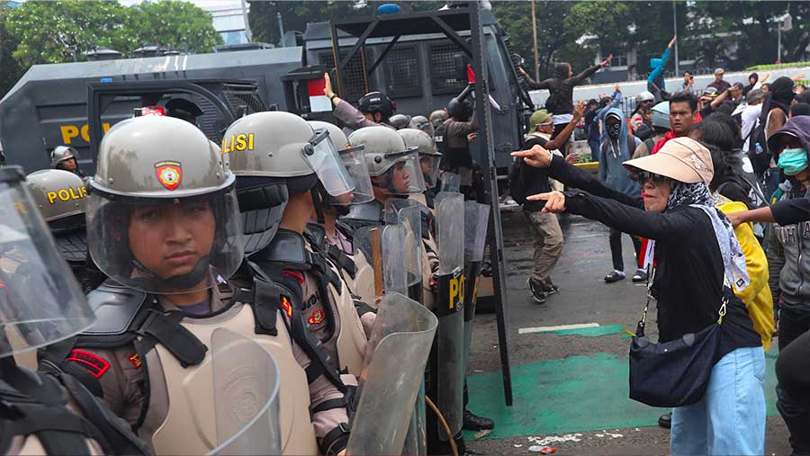 Aksi unjuk rasa di sekitar gedung DPR, Senin (25/8/2025). (Bloomberg Technoz/Andrean K)