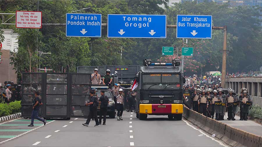 Aksi unjuk rasa di sekitar gedung DPR, Senin (25/8/2025). (Bloomberg Technoz/Andrean K)