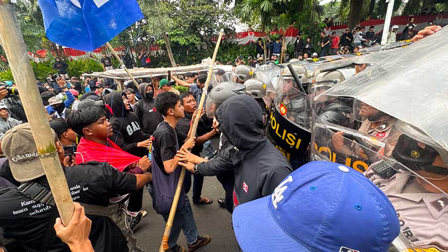 Aksi unjuk rasa di sekitar gedung DPR, Senin (25/8/2025). (Bloomberg Technoz/Andrean K)