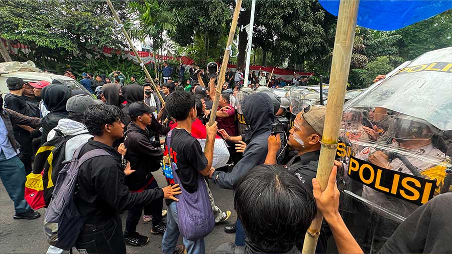 Aksi unjuk rasa di sekitar gedung DPR, Senin (25/8/2025). (Bloomberg Technoz/Andrean K)