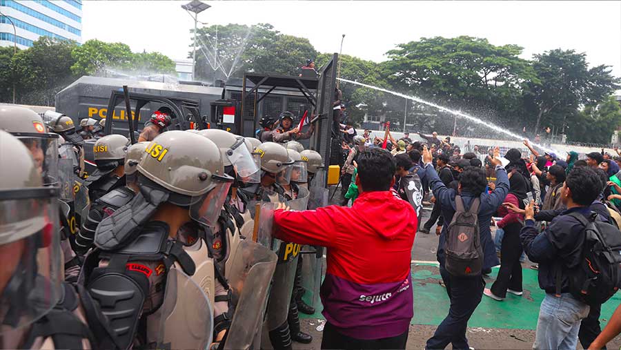 Massa sempat kontak fisik dan saling dorong dengan aparat di depan gedung DPR, Senin (25/8/2025). (Bloomberg Technoz/Andrean K)
